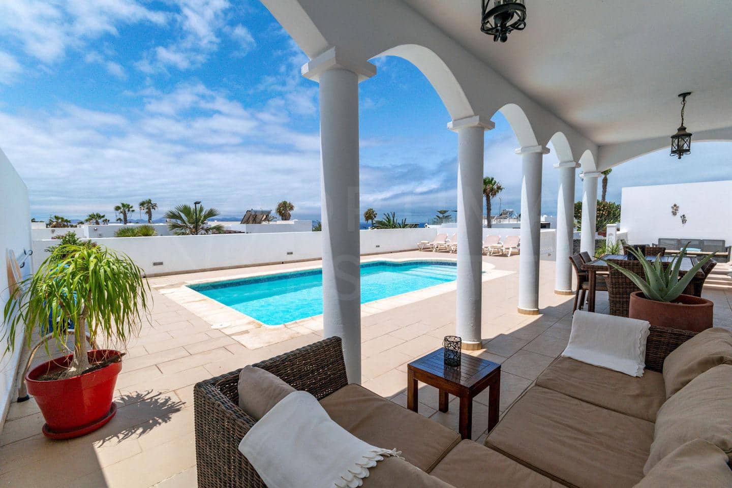 4 soveværelse Villa til salg i Playa Blanca med swimmingpool - € 689.000 (Ref: 9128902)