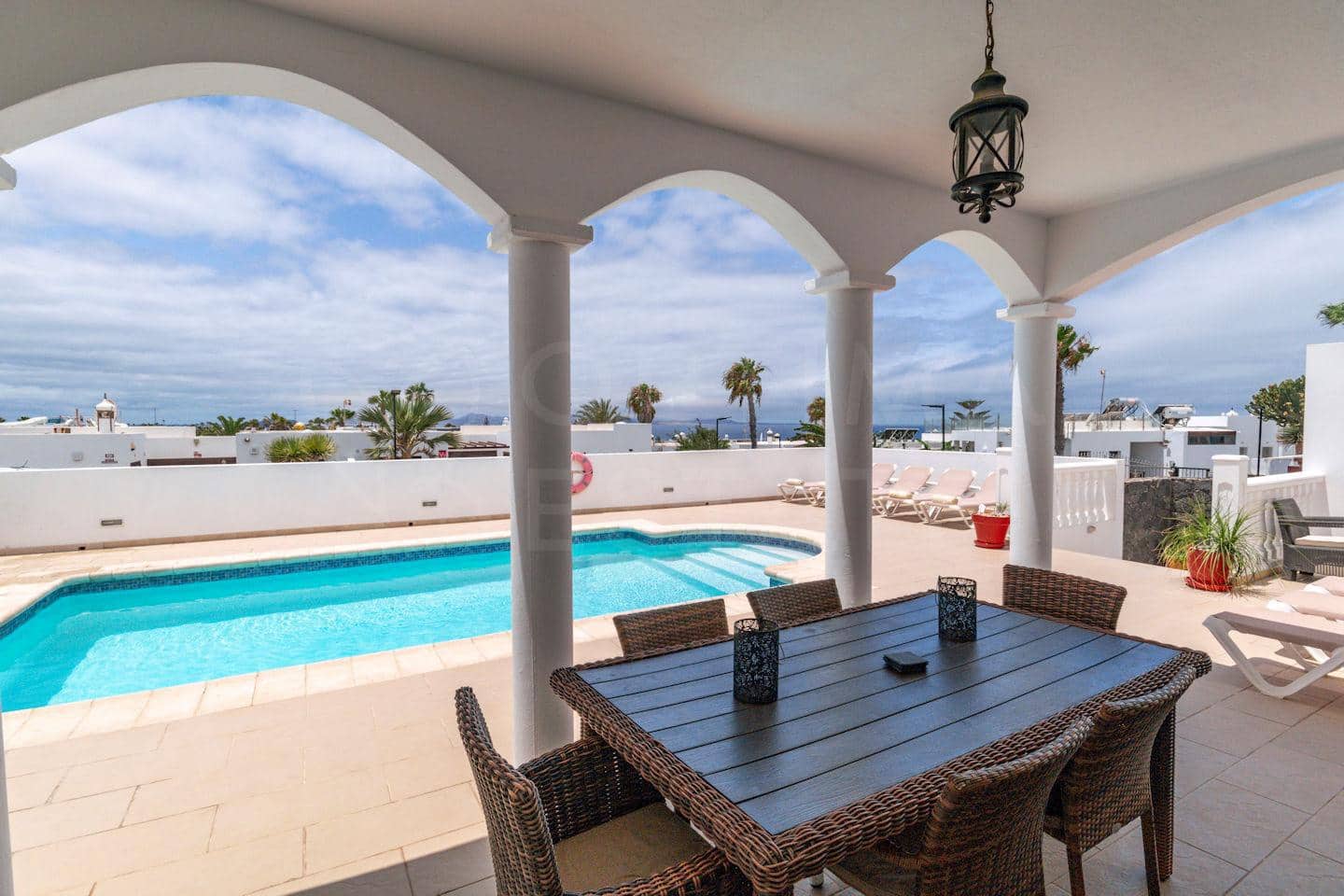 4 soveværelse Villa til salg i Playa Blanca med swimmingpool - € 689.000 (Ref: 9128902)