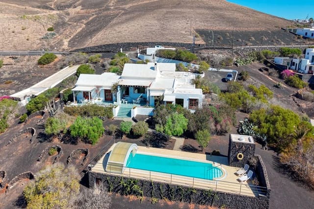 4 soveværelse Villa til salg i Conil, Tías med swimmingpool garage - € 1.472.000 (Ref: 9319586)