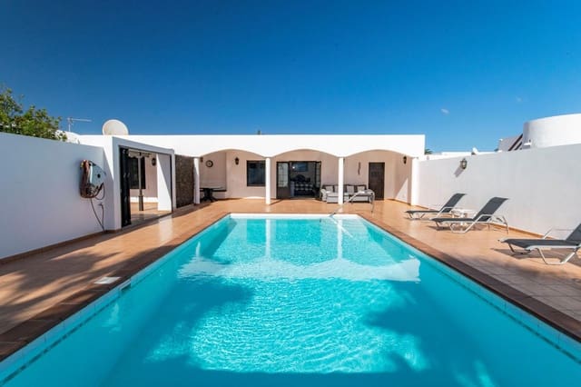 Chalet de 3 habitaciones en Playa Blanca, Yaiza en venta con piscina garaje - 750.000 € (Ref: 9436337)