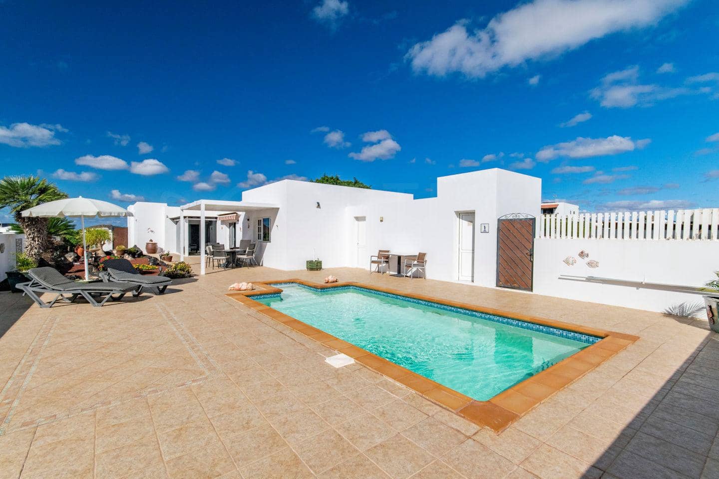 4 soveværelse Villa til salg i Yaiza med swimmingpool garage - € 565.000 (Ref: 9438739)