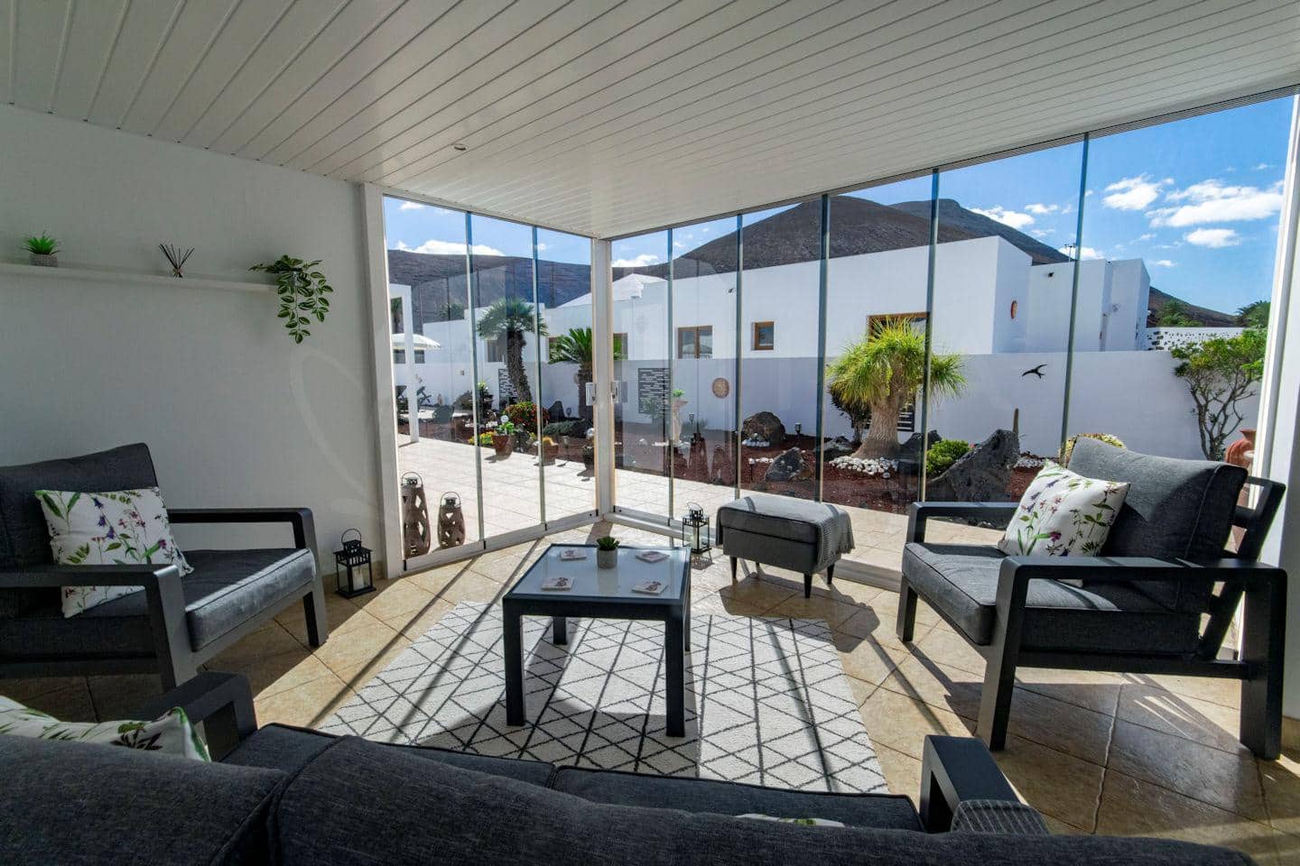 4 soveværelse Villa til salg i Yaiza med swimmingpool garage - € 565.000 (Ref: 9438739)