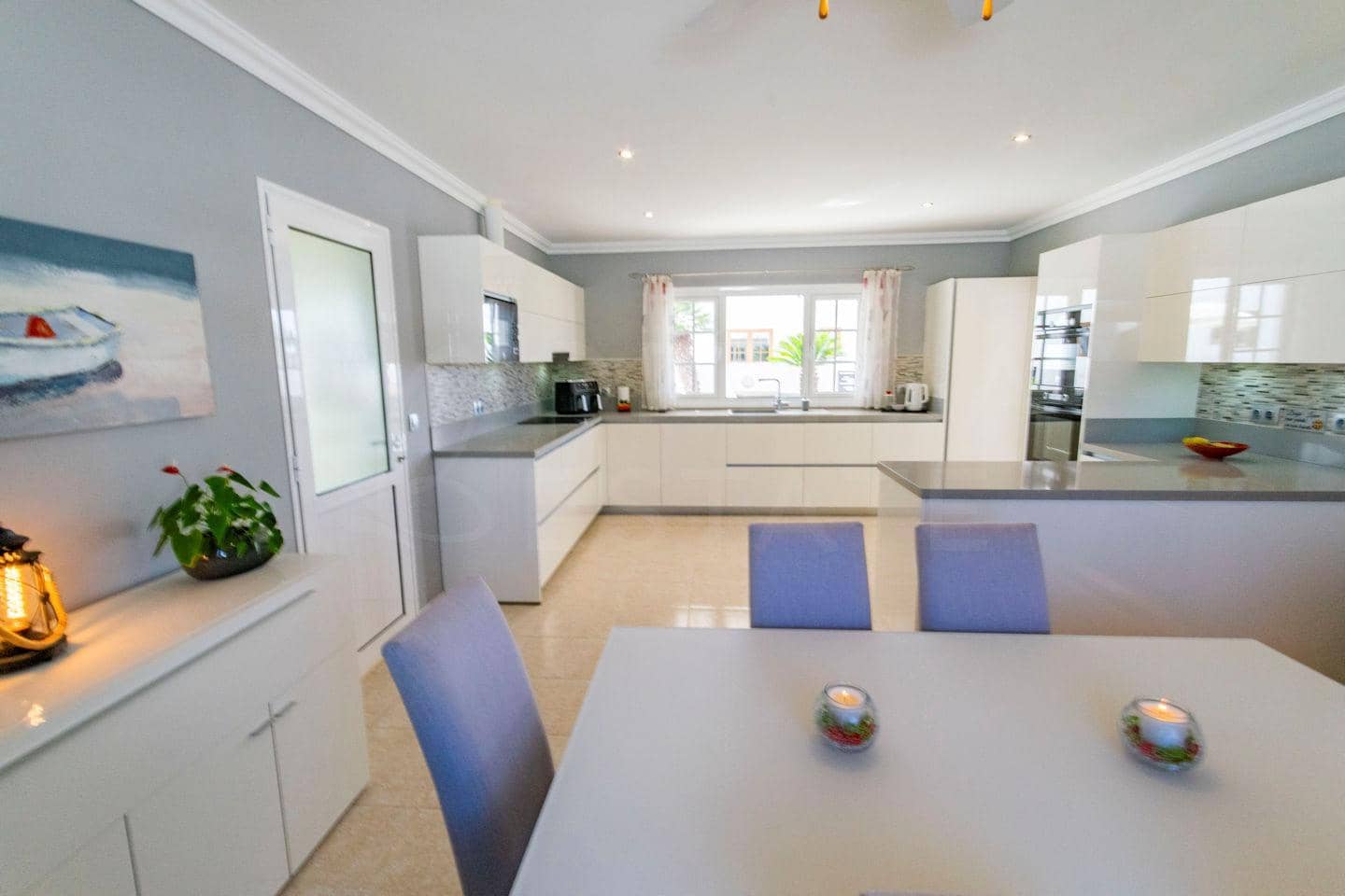 4 soveværelse Villa til salg i Yaiza med swimmingpool garage - € 565.000 (Ref: 9438739)