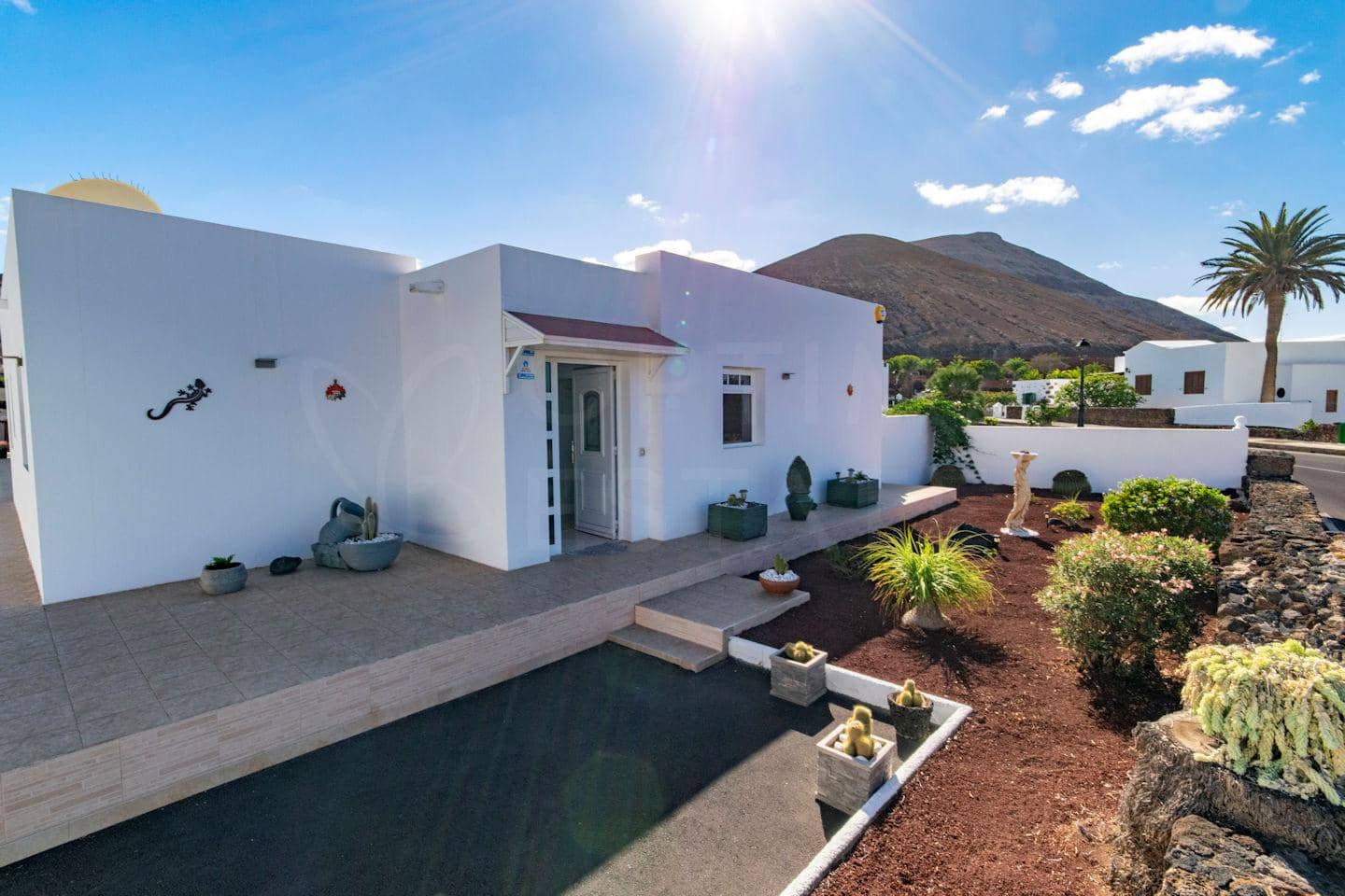 4 soveværelse Villa til salg i Yaiza med swimmingpool garage - € 565.000 (Ref: 9438739)