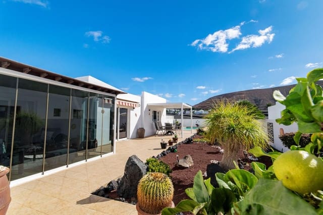 4 soveværelse Villa til salg i Yaiza med swimmingpool garage - € 565.000 (Ref: 9438739)