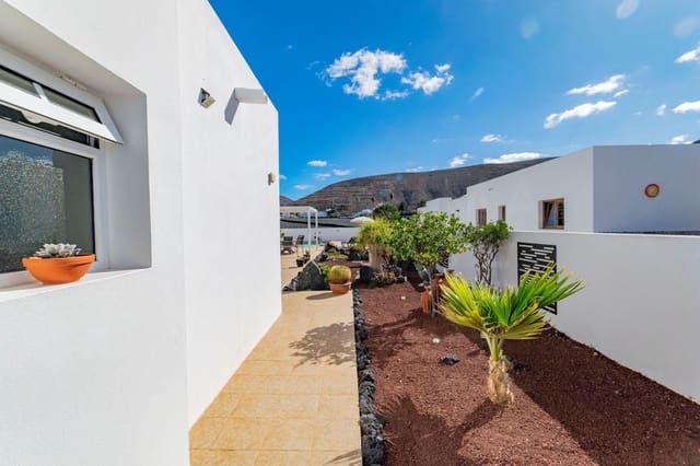 4 soveværelse Villa til salg i Yaiza med swimmingpool garage - € 565.000 (Ref: 9438739)