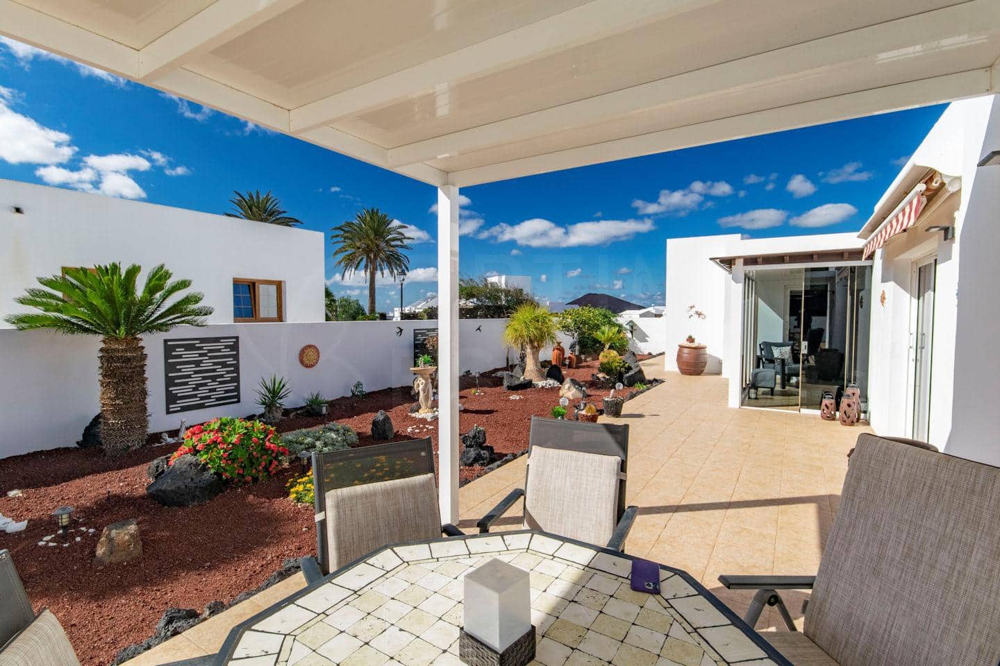 4 soveværelse Villa til salg i Yaiza med swimmingpool garage - € 565.000 (Ref: 9438739)