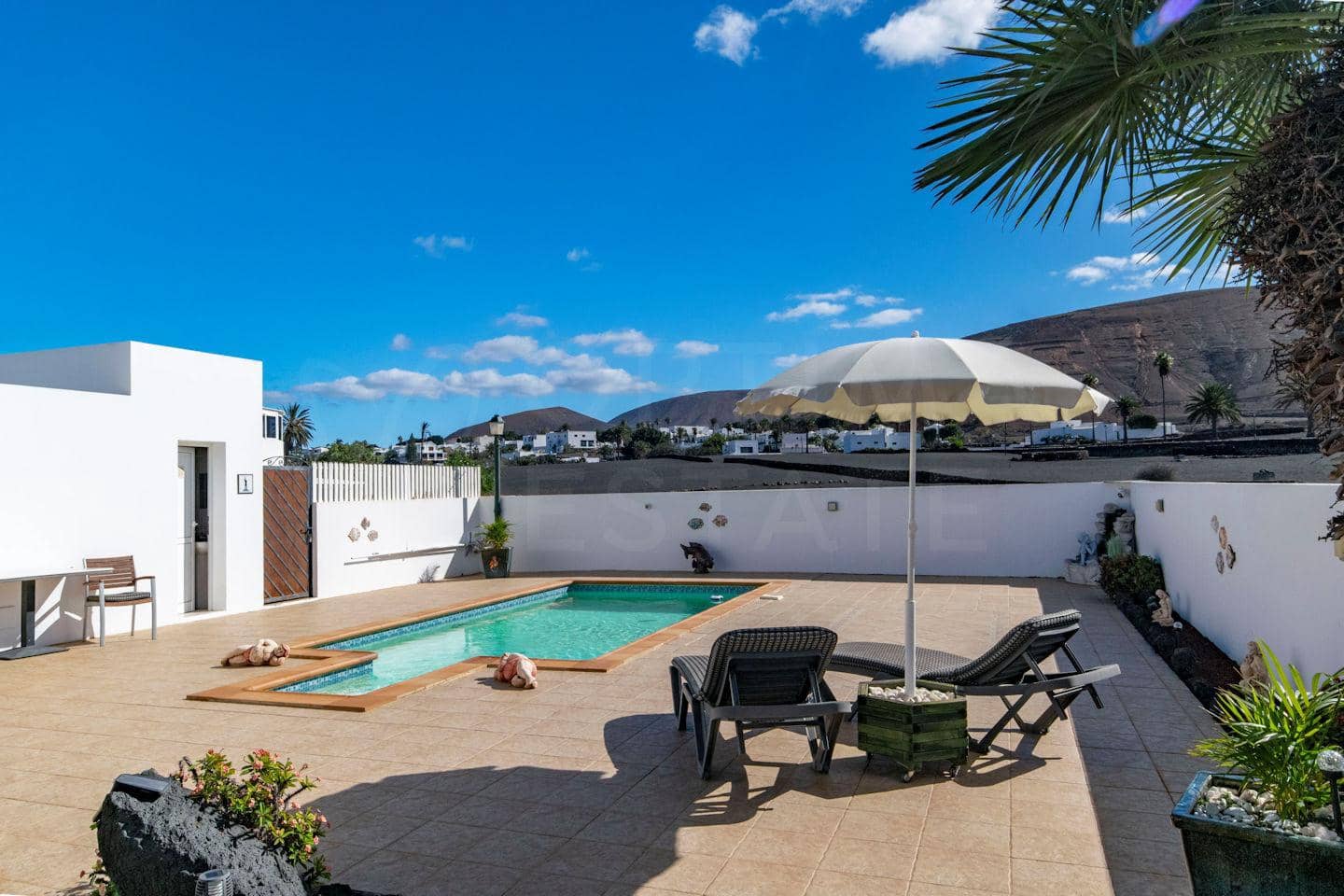 4 soveværelse Villa til salg i Yaiza med swimmingpool garage - € 565.000 (Ref: 9438739)