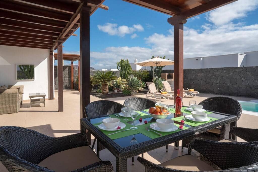 3 bedroom Villa for sale in Playa Blanca with pool - € 493,000 (Ref: 9700176)