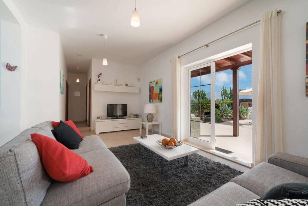 3 bedroom Villa for sale in Playa Blanca with pool - € 493,000 (Ref: 9700176)