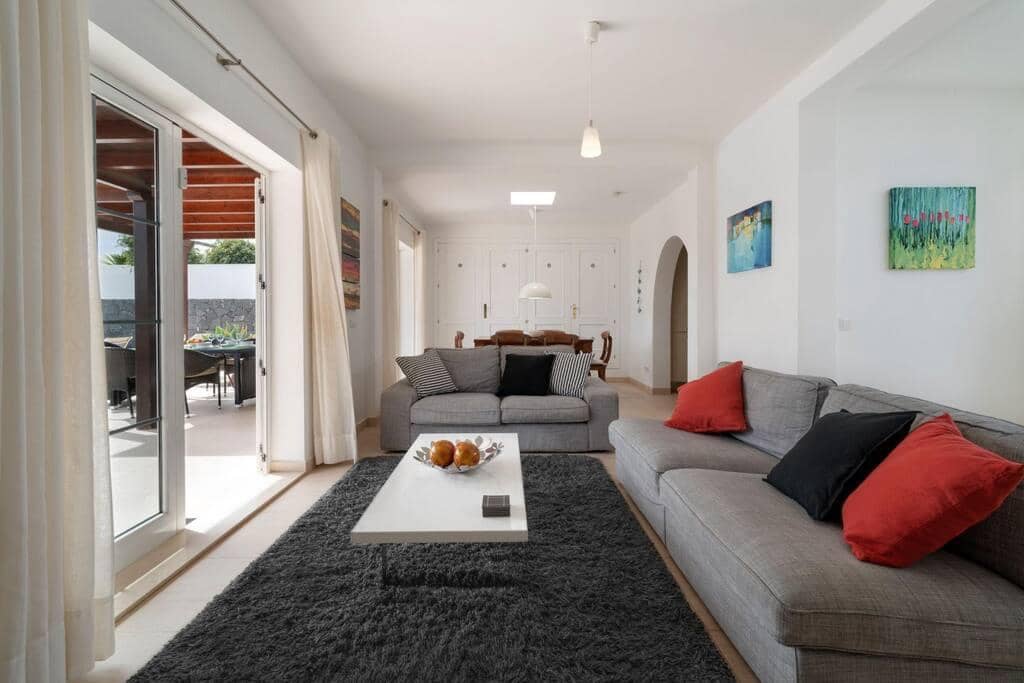 3 bedroom Villa for sale in Playa Blanca with pool - € 493,000 (Ref: 9700176)