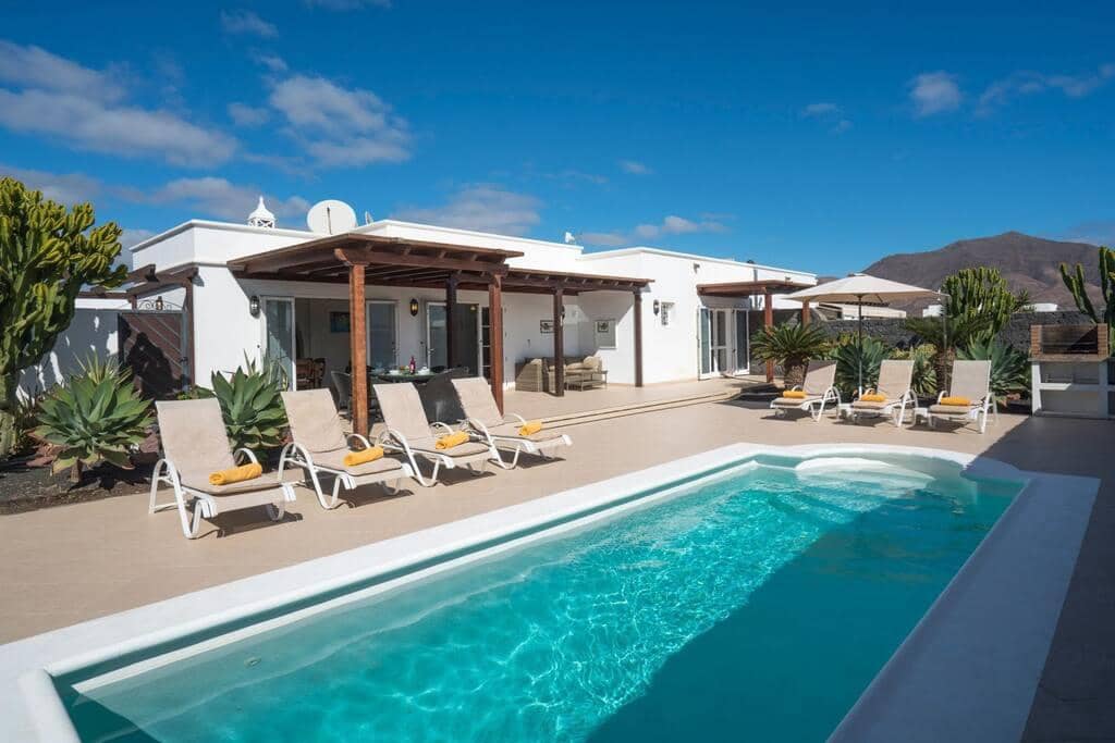 3 bedroom Villa for sale in Playa Blanca with pool - € 493,000 (Ref: 9700176)