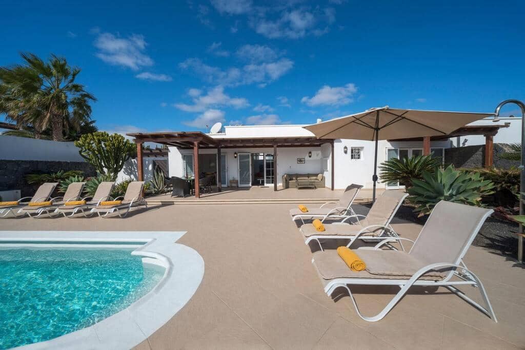 3 bedroom Villa for sale in Playa Blanca with pool - € 493,000 (Ref: 9700176)