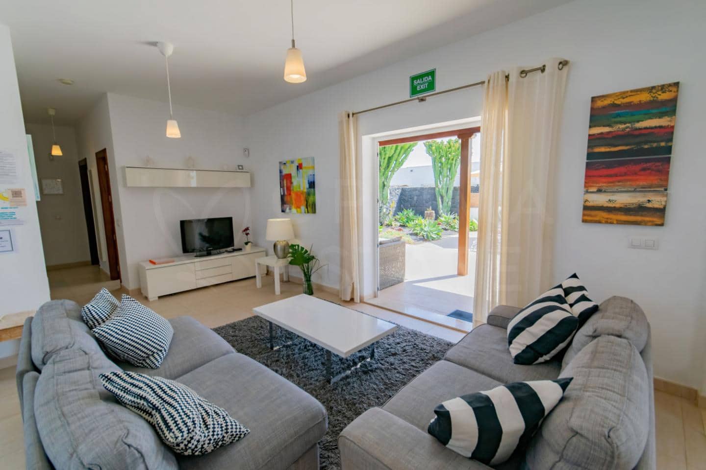 3 bedroom Villa for sale in Playa Blanca with pool - € 493,000 (Ref: 9700176)