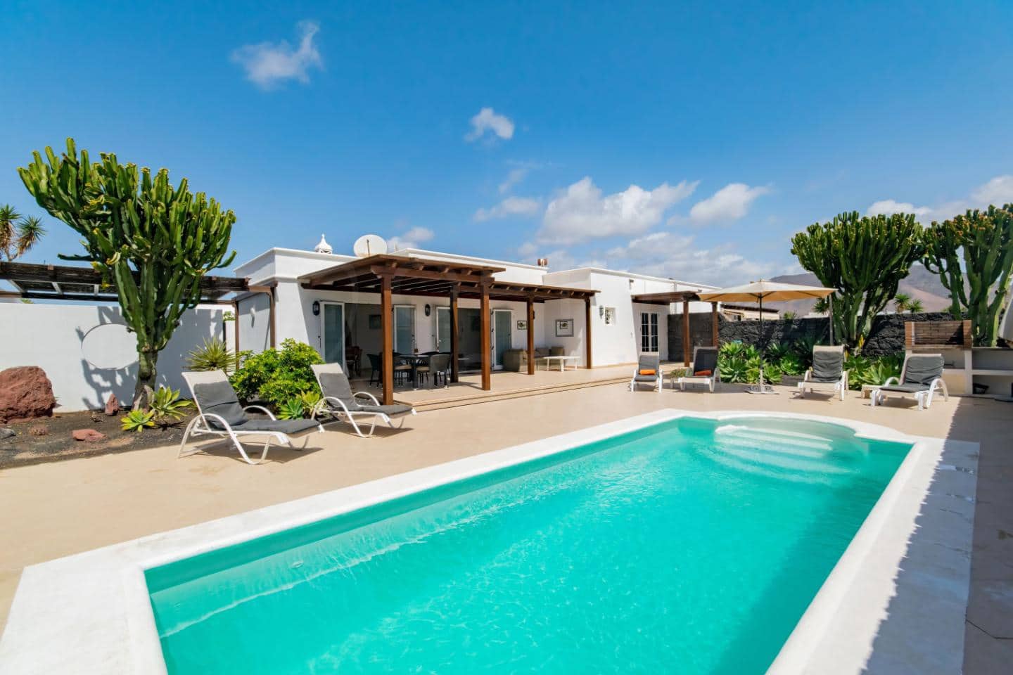 3 bedroom Villa for sale in Playa Blanca with pool - € 493,000 (Ref: 9700176)