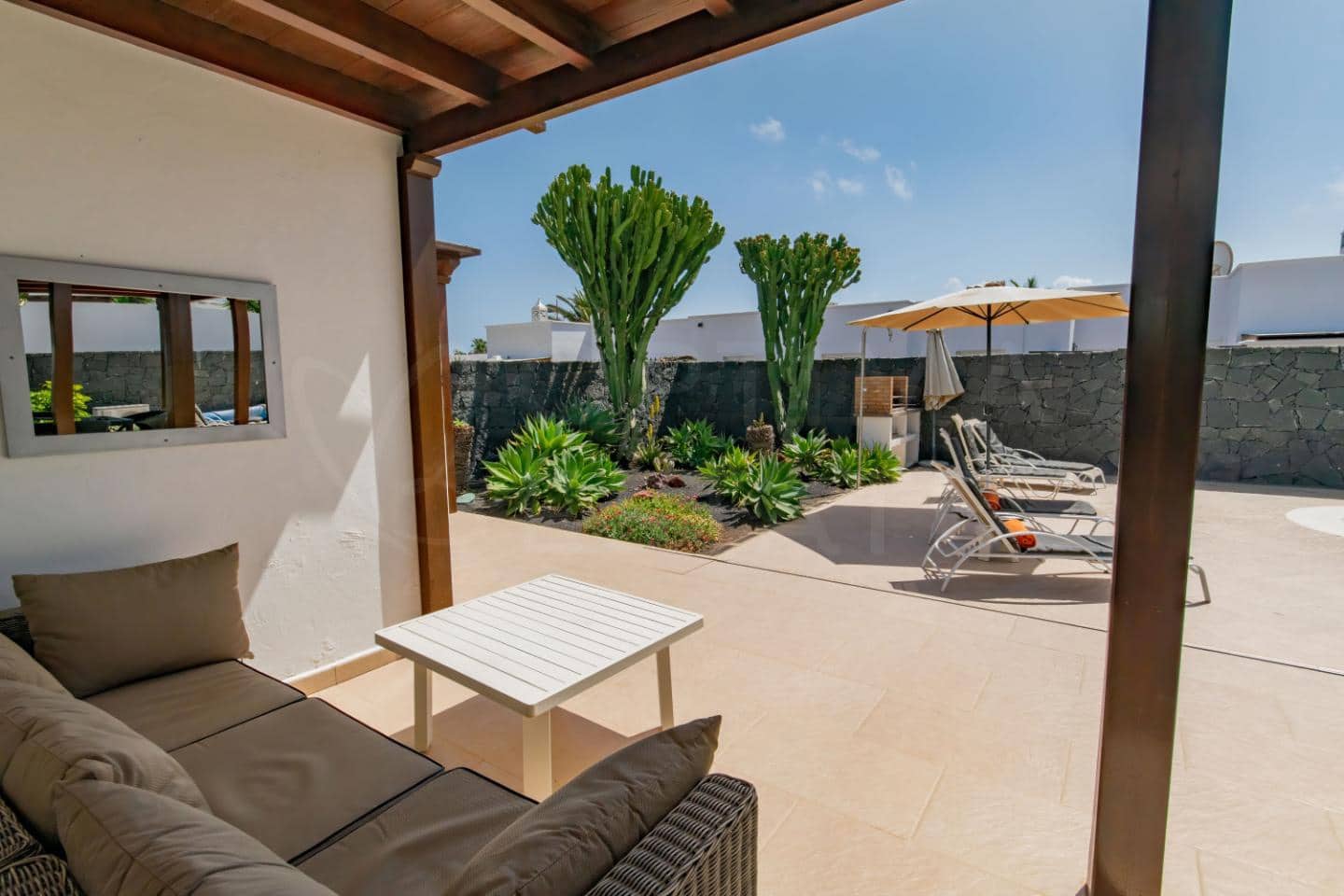 3 bedroom Villa for sale in Playa Blanca with pool - € 493,000 (Ref: 9700176)