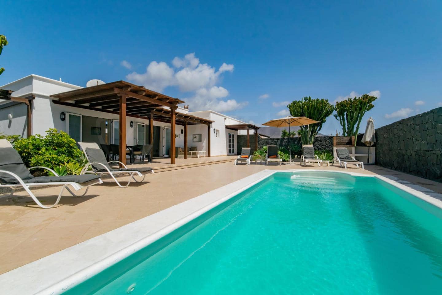 3 bedroom Villa for sale in Playa Blanca with pool - € 493,000 (Ref: 9700176)