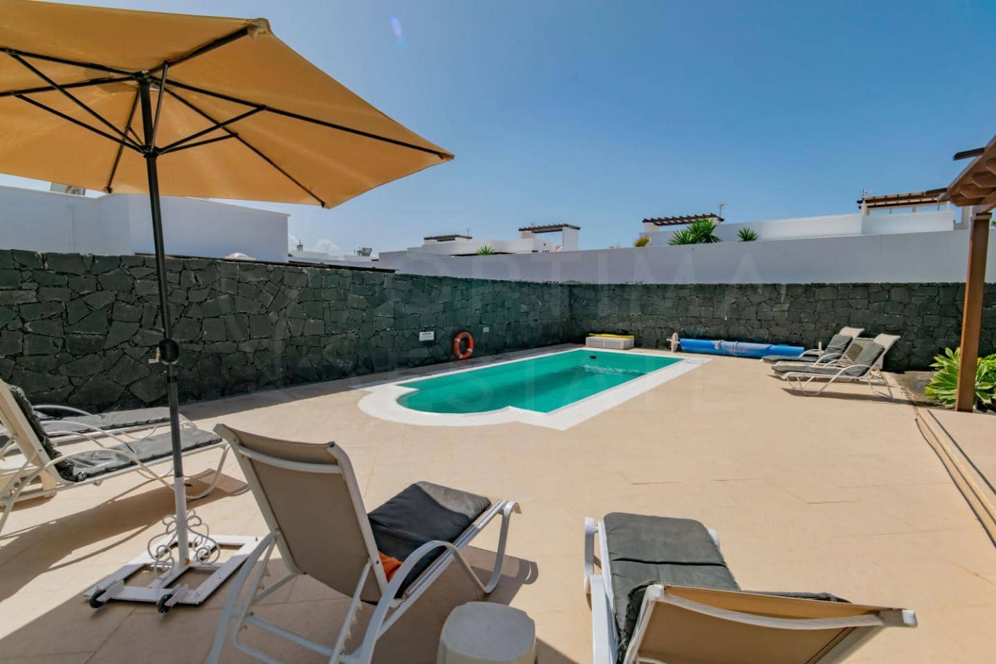 3 bedroom Villa for sale in Playa Blanca with pool - € 493,000 (Ref: 9700176)