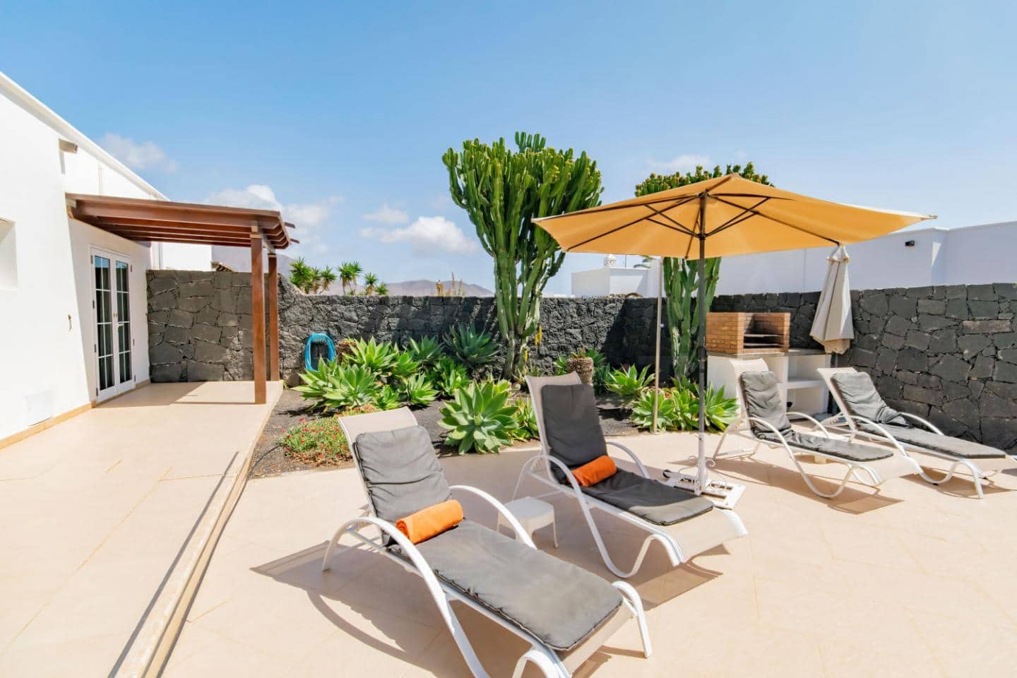 3 bedroom Villa for sale in Playa Blanca with pool - € 493,000 (Ref: 9700176)