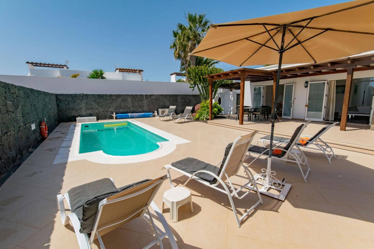 3 bedroom Villa for sale in Playa Blanca with pool - € 493,000 (Ref: 9700176)