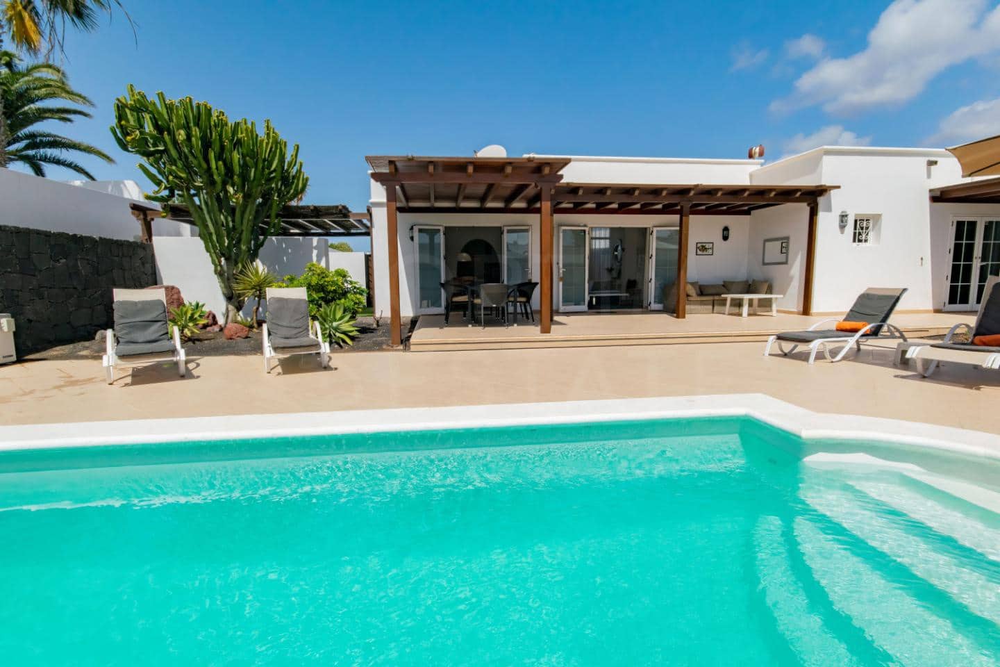3 bedroom Villa for sale in Playa Blanca with pool - € 493,000 (Ref: 9700176)