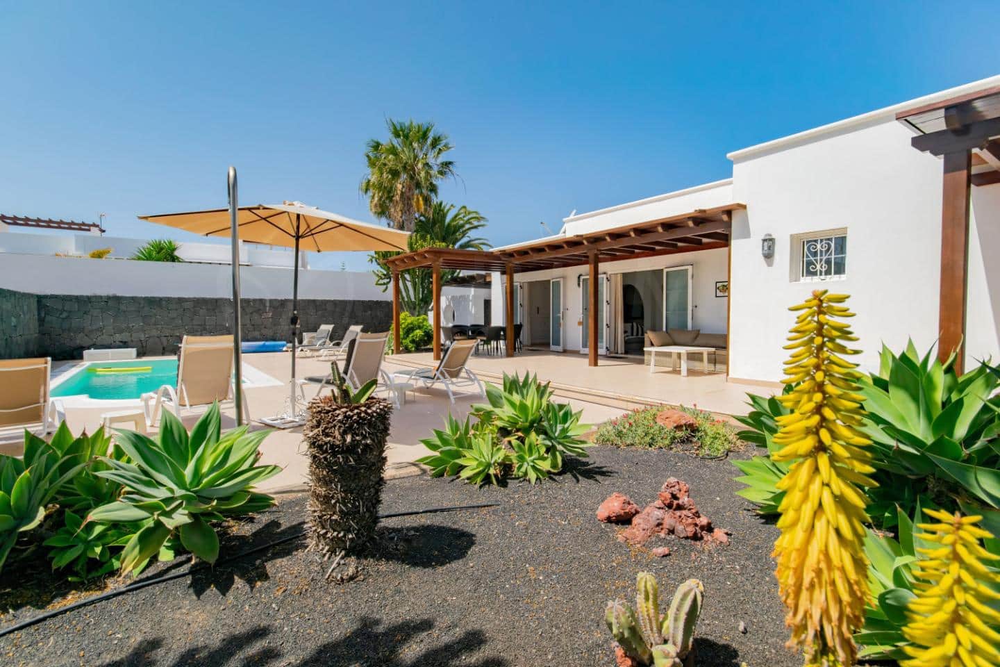 3 bedroom Villa for sale in Playa Blanca with pool - € 493,000 (Ref: 9700176)