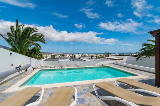 Chalet de 3 habitaciones en Playa Blanca, Yaiza en venta con piscina garaje - 449.000 € (Ref: 9844576)