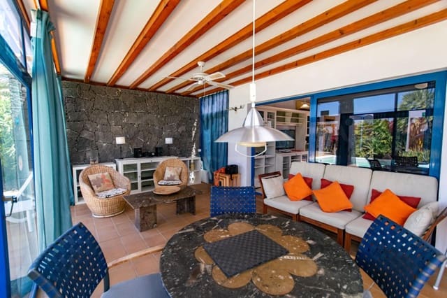 Chalet de 3 habitaciones en Playa Blanca, Yaiza en venta - 374.000 € (Ref: 9902141)