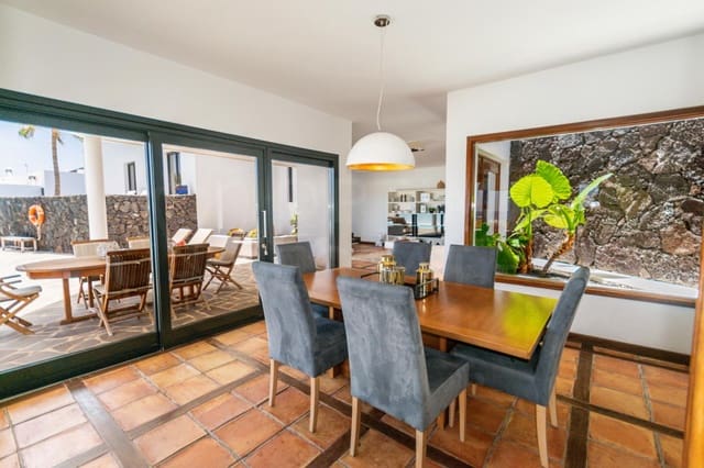 4 soverom Villa til salgs i Playa Blanca, Yaiza med svømmebasseng - € 1 680 000 (Ref: 9993649)