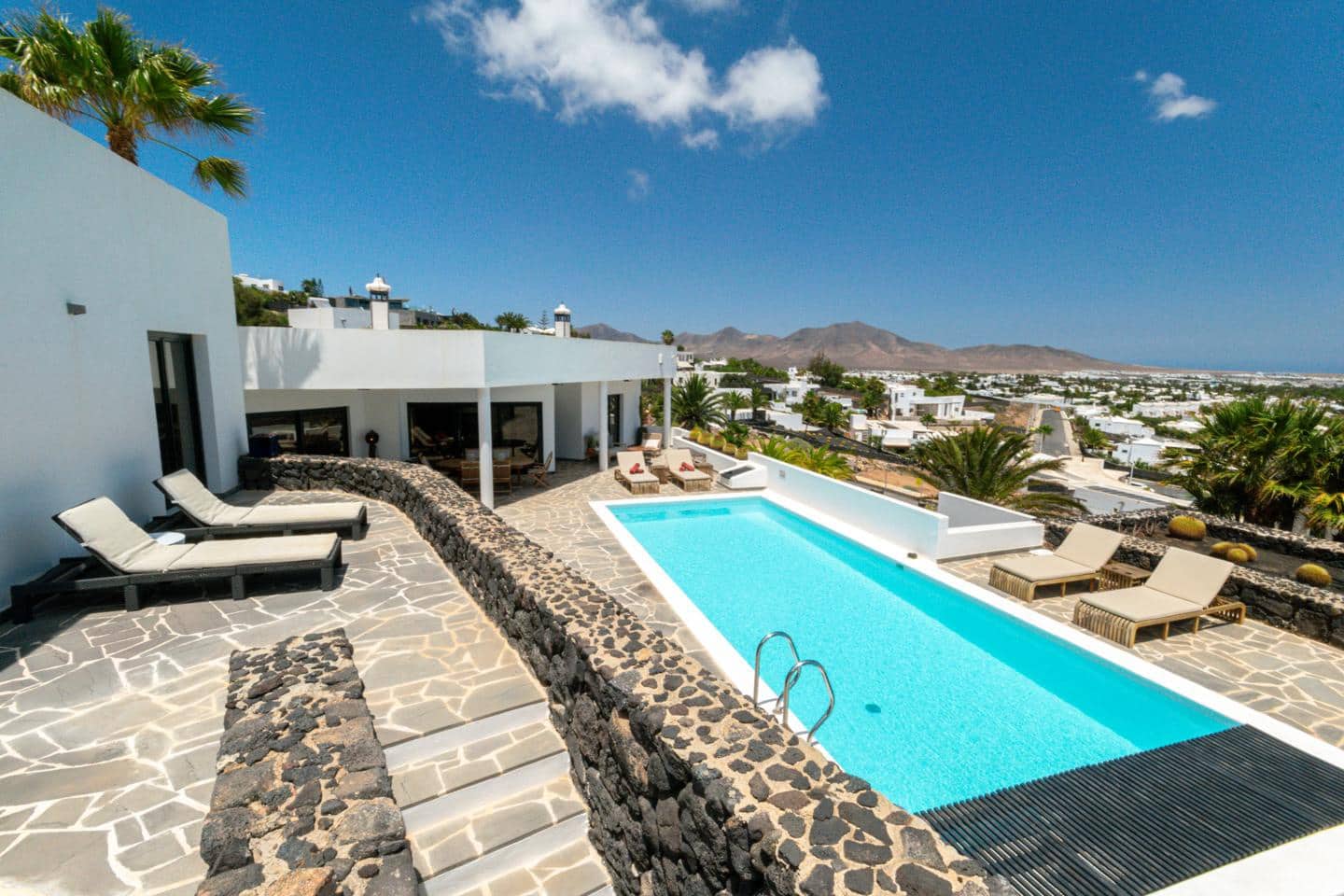 Chalet de 4 habitaciones en Playa Blanca en venta con piscina - 1.680.000 € (Ref: 9993649)