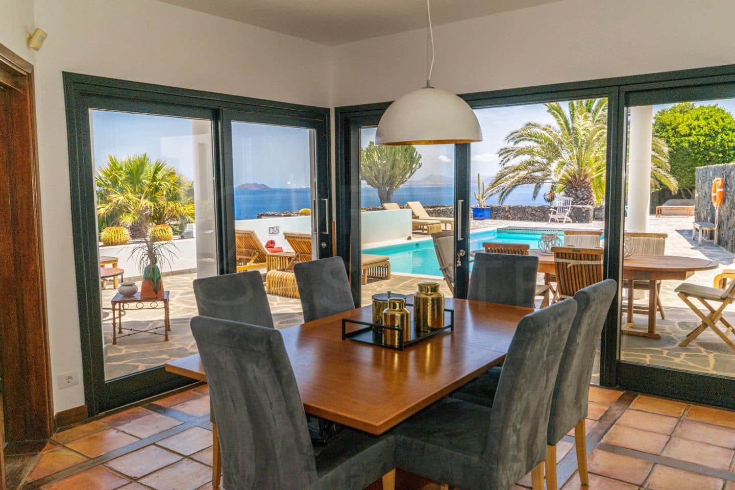 4 bedroom Villa for sale in Playa Blanca with pool - € 1,680,000 (Ref: 9993649)