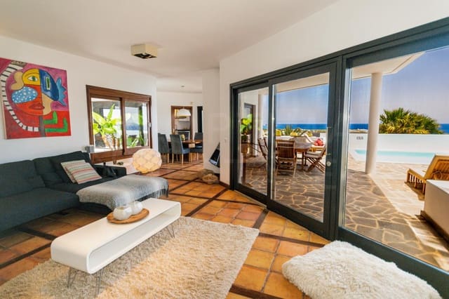 Chalet de 4 habitaciones en Playa Blanca, Yaiza en venta con piscina - 1.680.000 € (Ref: 9993649)