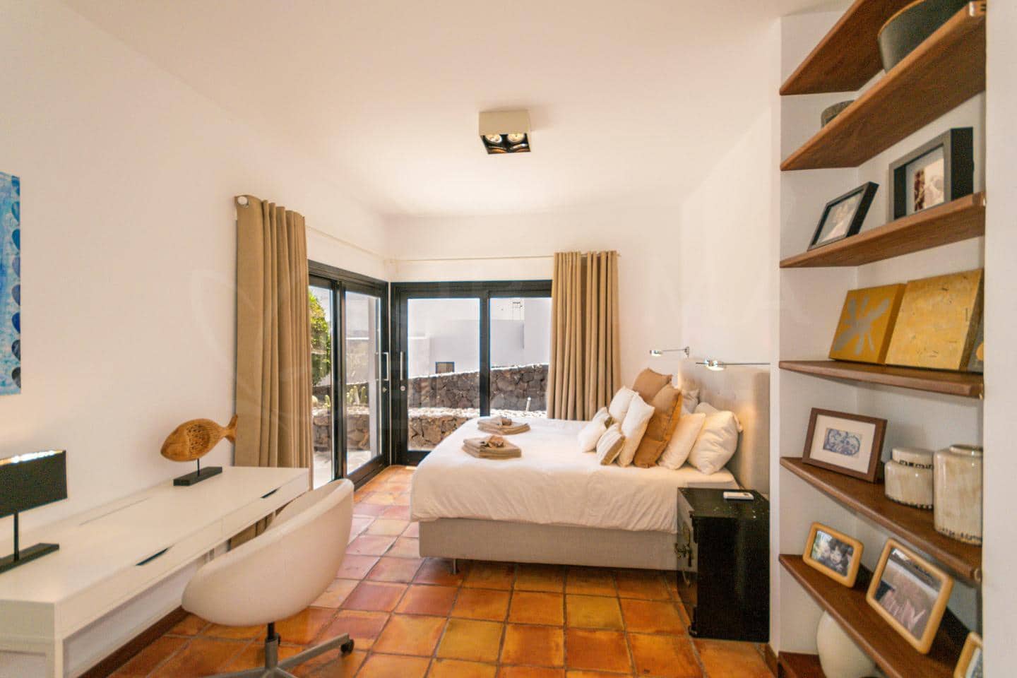 4 bedroom Villa for sale in Playa Blanca with pool - € 1,680,000 (Ref: 9993649)