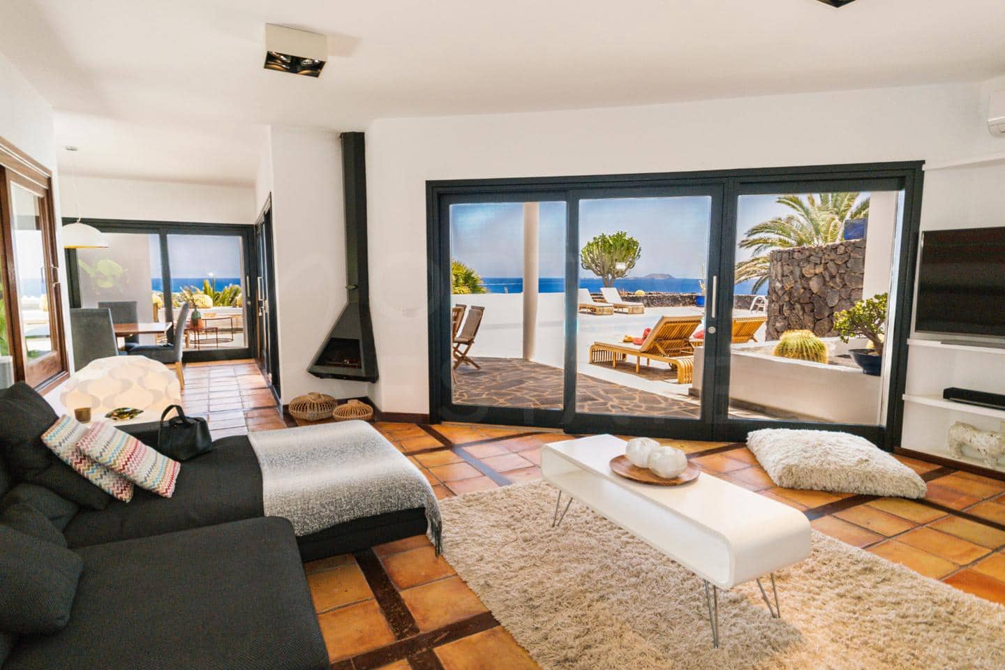 4 bedroom Villa for sale in Playa Blanca with pool - € 1,680,000 (Ref: 9993649)