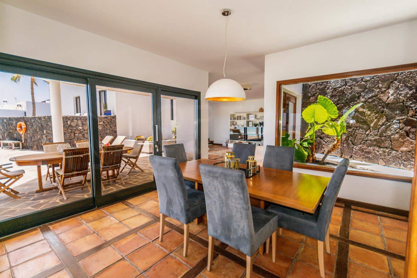 4 bedroom Villa for sale in Playa Blanca with pool - € 1,680,000 (Ref: 9993649)