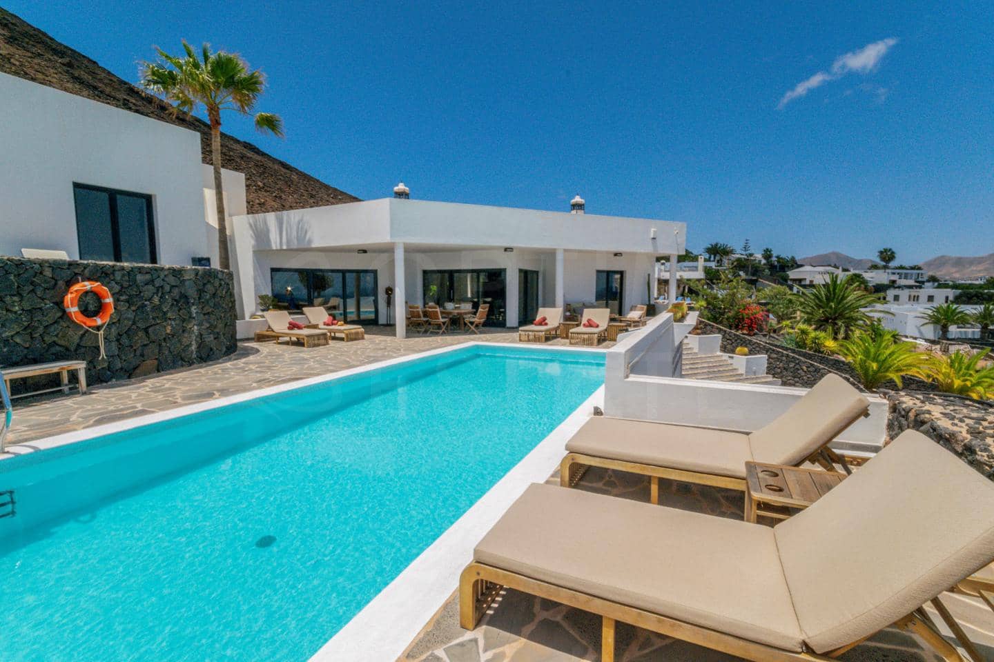 4 bedroom Villa for sale in Playa Blanca with pool - € 1,680,000 (Ref: 9993649)