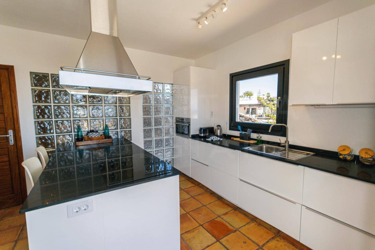 4 bedroom Villa for sale in Playa Blanca with pool - € 1,680,000 (Ref: 9993649)