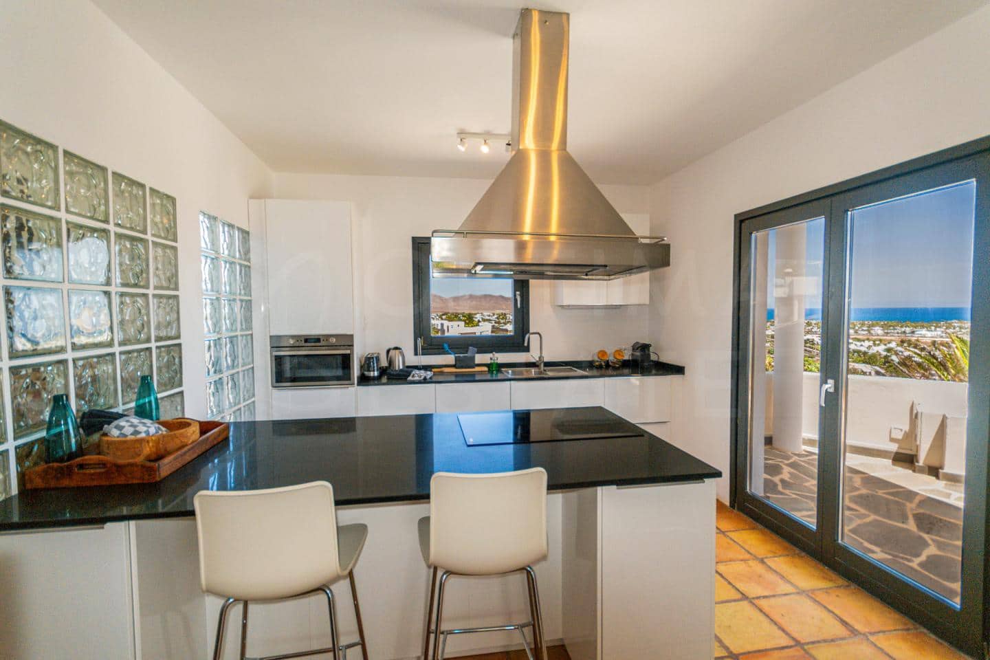 4 bedroom Villa for sale in Playa Blanca with pool - € 1,680,000 (Ref: 9993649)