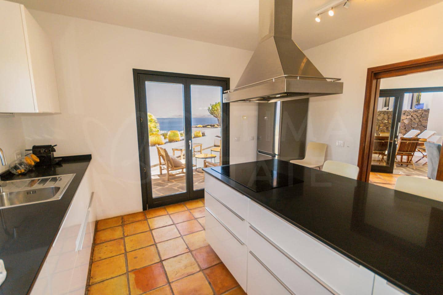 4 bedroom Villa for sale in Playa Blanca with pool - € 1,680,000 (Ref: 9993649)