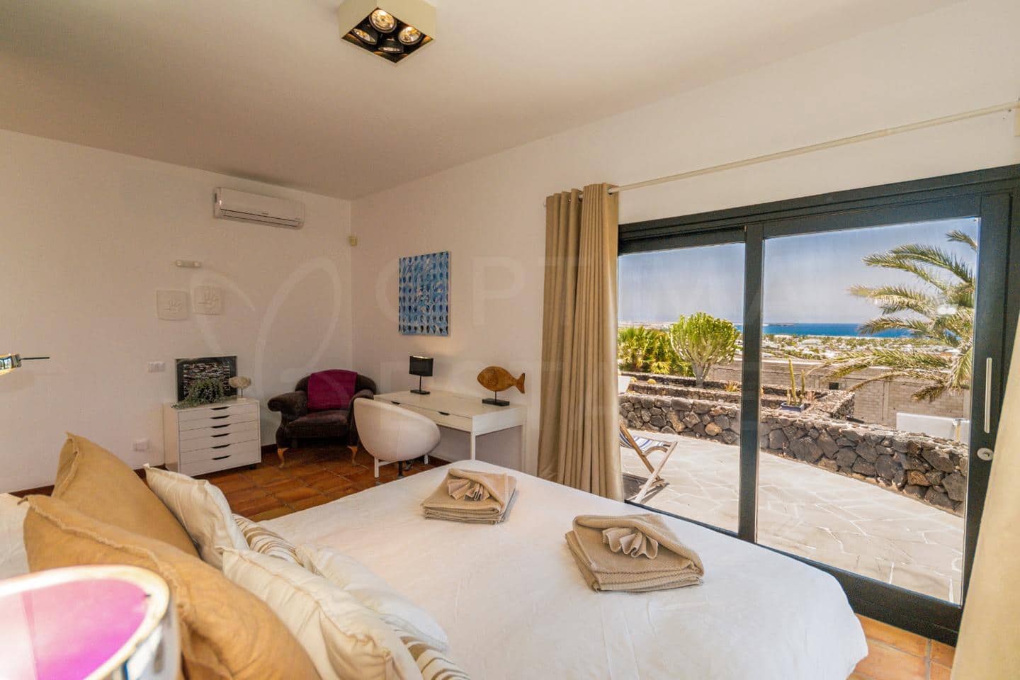 4 bedroom Villa for sale in Playa Blanca with pool - € 1,680,000 (Ref: 9993649)