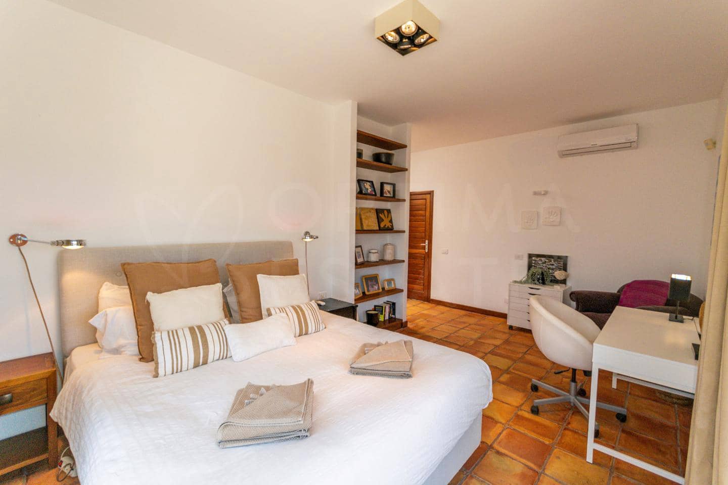 4 bedroom Villa for sale in Playa Blanca with pool - € 1,680,000 (Ref: 9993649)