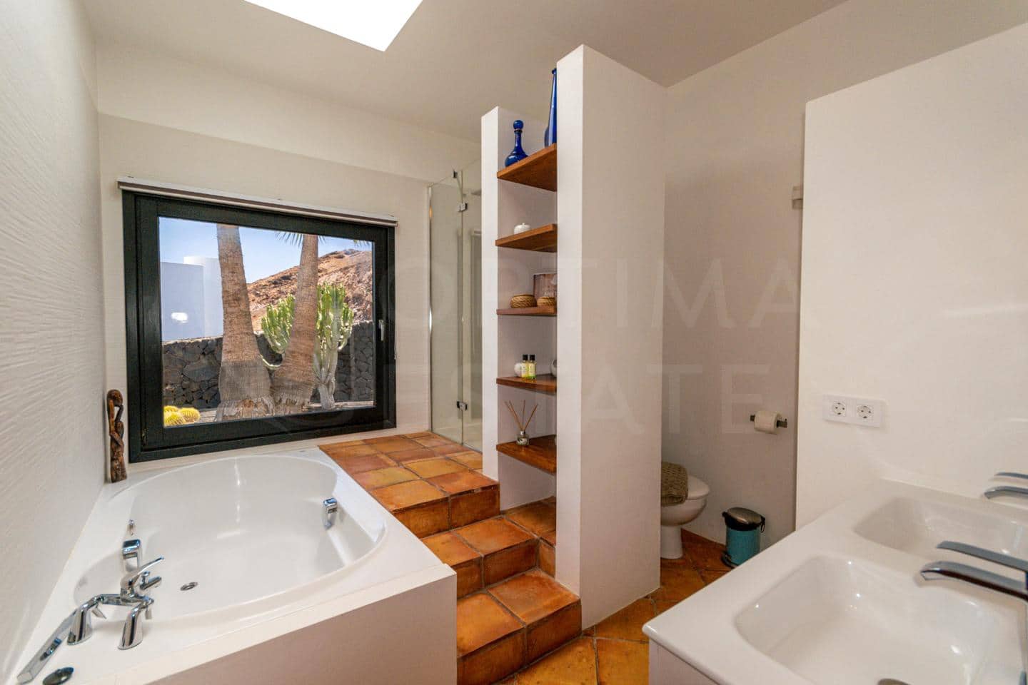 4 bedroom Villa for sale in Playa Blanca with pool - € 1,680,000 (Ref: 9993649)