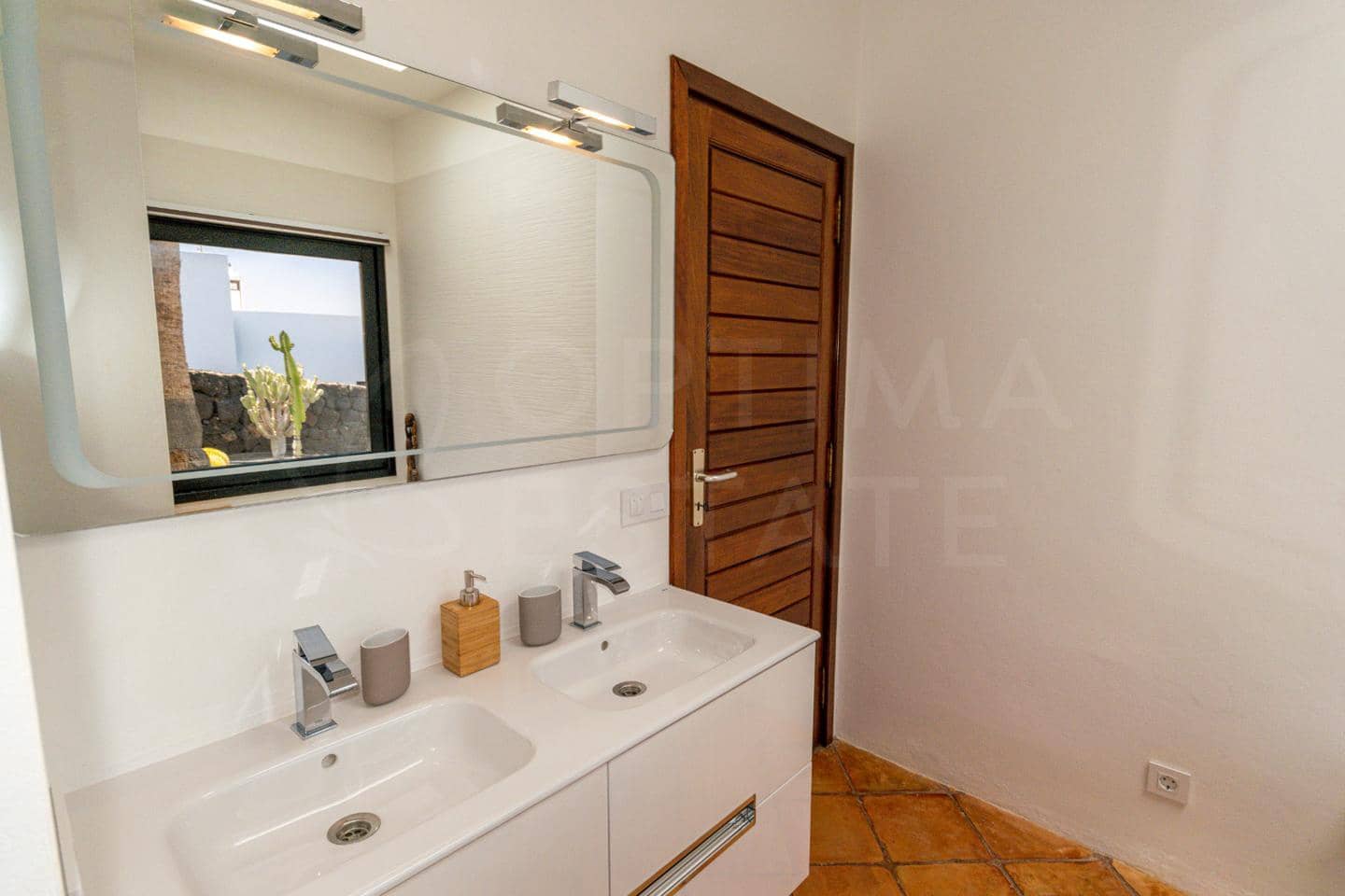 4 bedroom Villa for sale in Playa Blanca with pool - € 1,680,000 (Ref: 9993649)