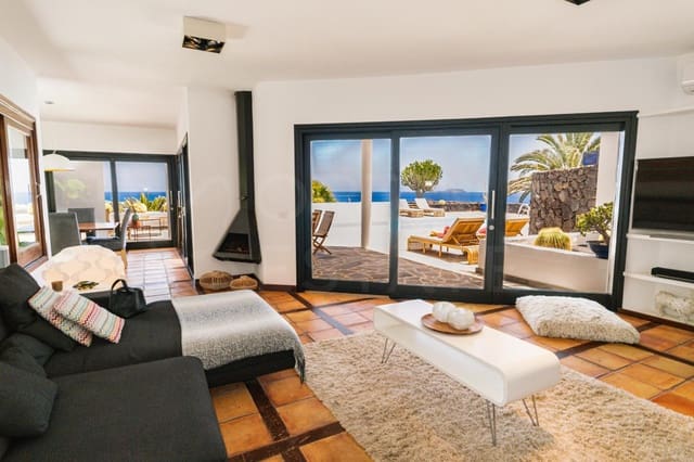 Chalet de 4 habitaciones en Playa Blanca, Yaiza en venta con piscina - 1.680.000 € (Ref: 9993649)