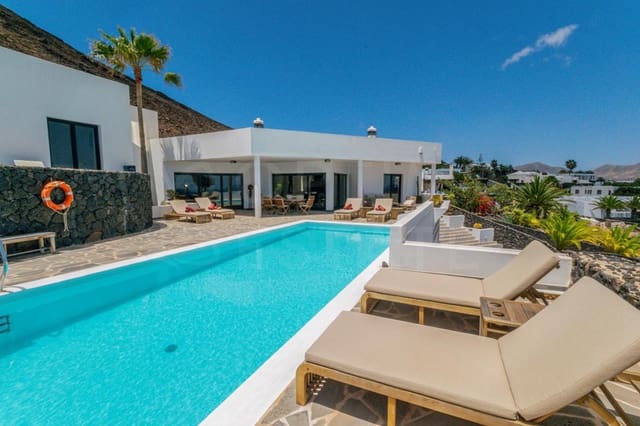 Chalet de 4 habitaciones en Playa Blanca, Yaiza en venta con piscina - 1.680.000 € (Ref: 9993649)
