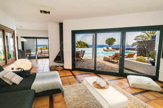 Chalet de 4 habitaciones en Playa Blanca, Yaiza en venta con piscina - 1.680.000 € (Ref: 9993649)