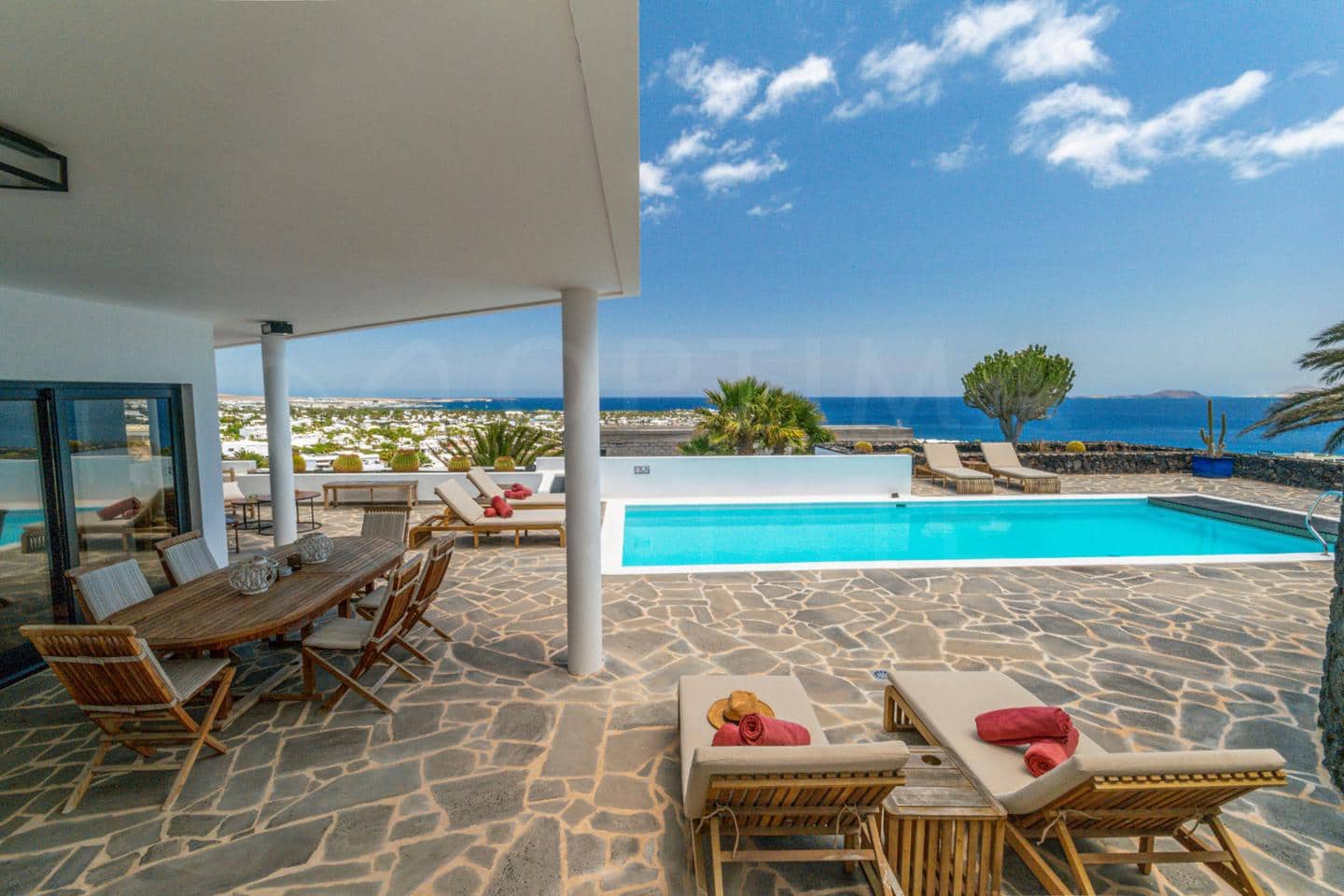 4 bedroom Villa for sale in Playa Blanca with pool - € 1,680,000 (Ref: 9993649)