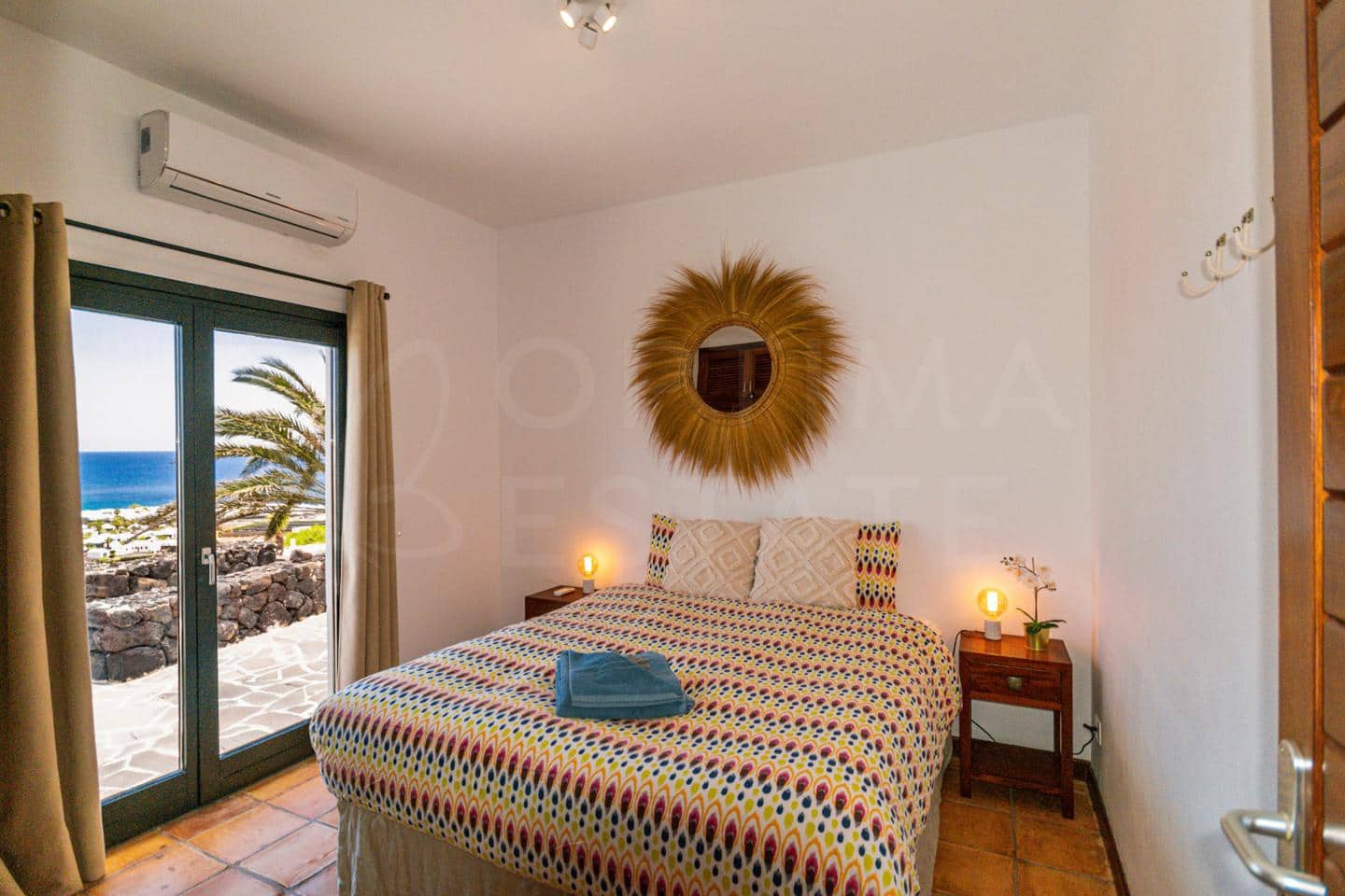 4 bedroom Villa for sale in Playa Blanca with pool - € 1,680,000 (Ref: 9993649)