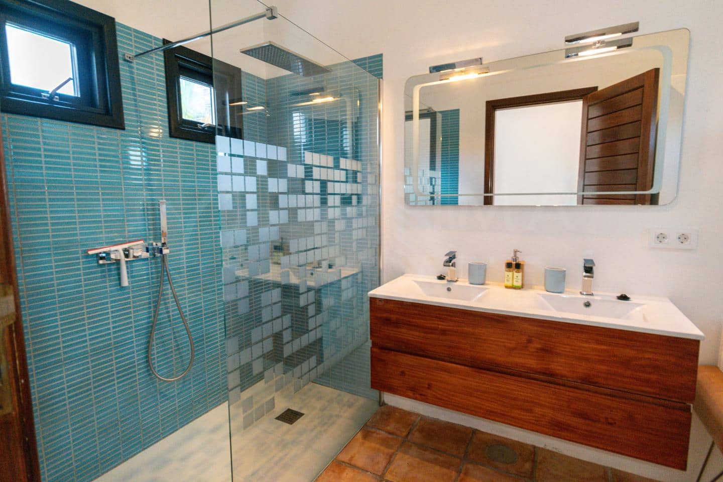 4 bedroom Villa for sale in Playa Blanca with pool - € 1,680,000 (Ref: 9993649)