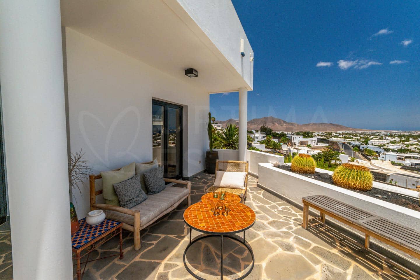 4 bedroom Villa for sale in Playa Blanca with pool - € 1,680,000 (Ref: 9993649)